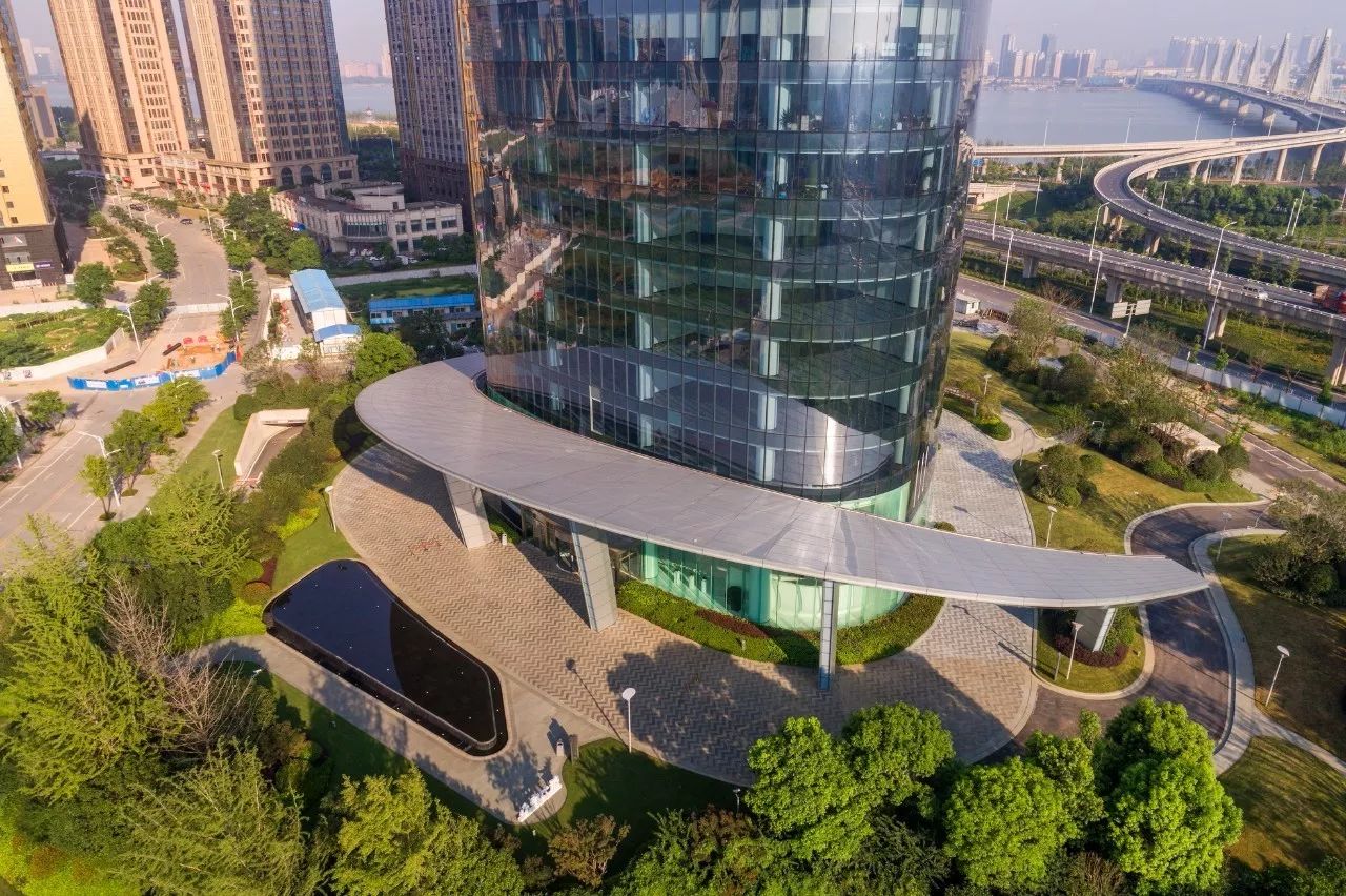 南昌新力中心塔樓直接落地，無(wú)裙房